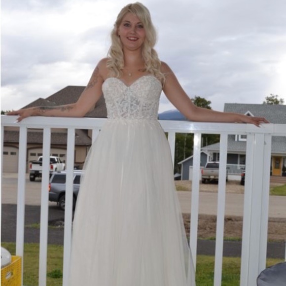 Wedding Dress - Picture 1 of 5